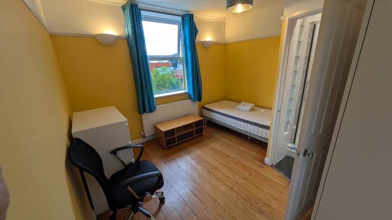 Large furnished single room in clean and quiet gay friendly flatshare