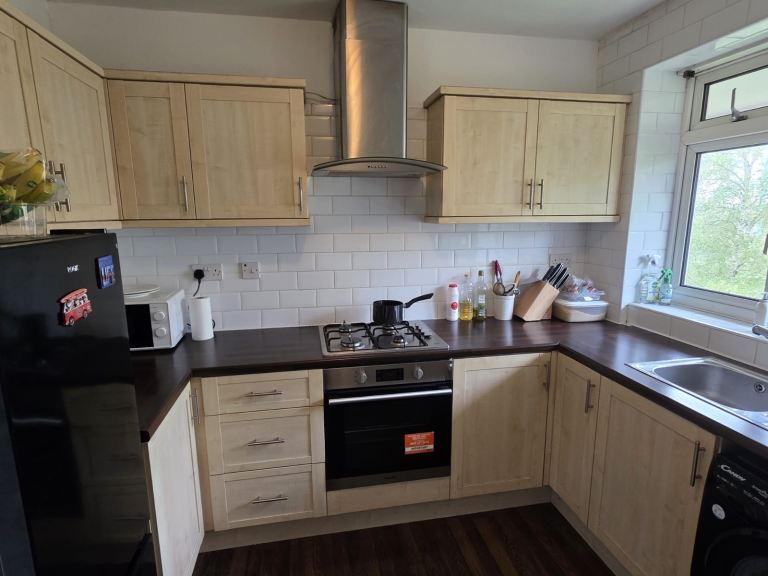 2 bedroom flat with living room in Stretford railway road Stretford m32 0rx 