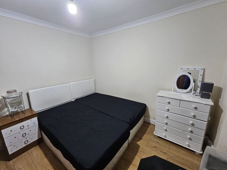 double room for rent for two females in southall
