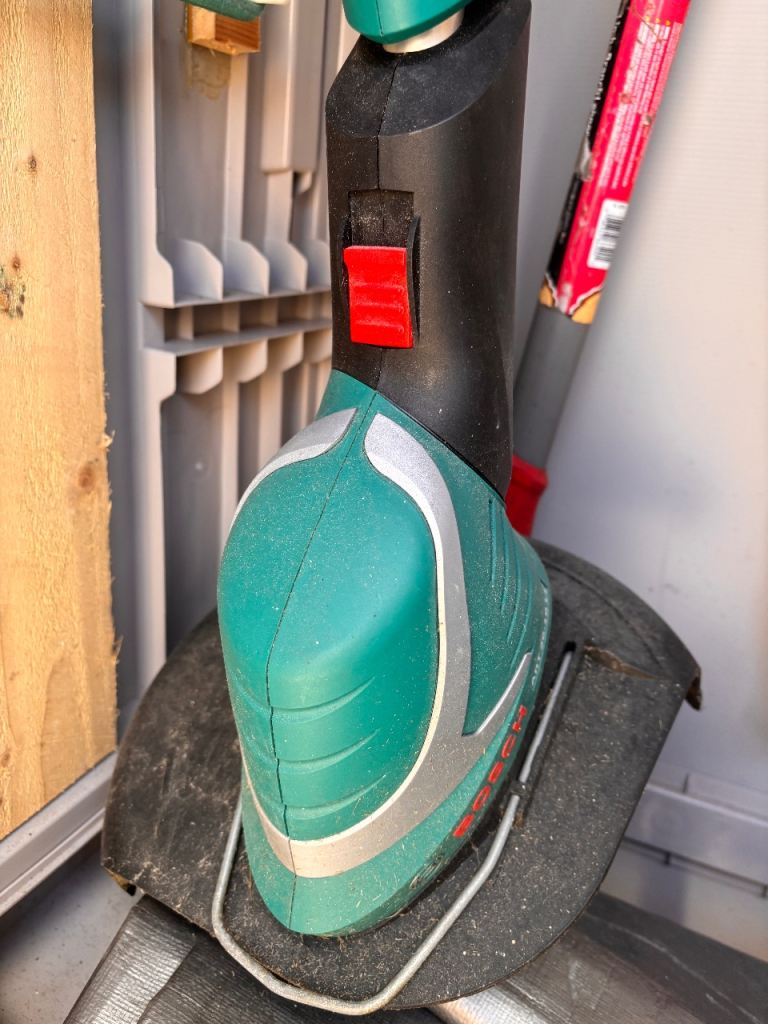 Battery powered garden lawn trimmer