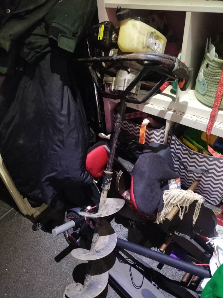 Two stroke hole borer for fencing