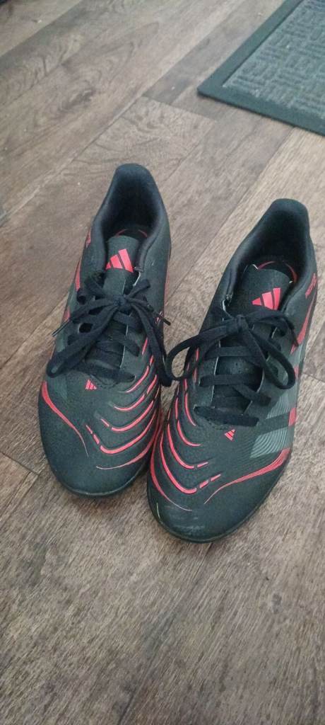 Adidas astro turf predator size 8