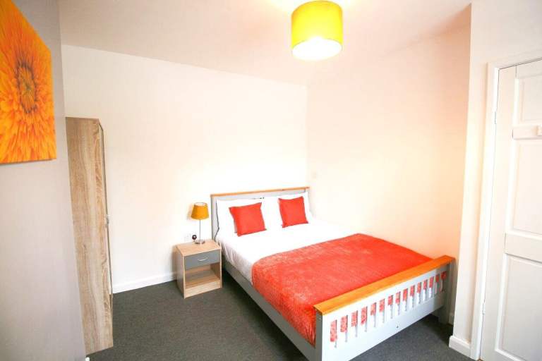 Stylish Double Room–£1 FOR 1ST MONTH RENT |