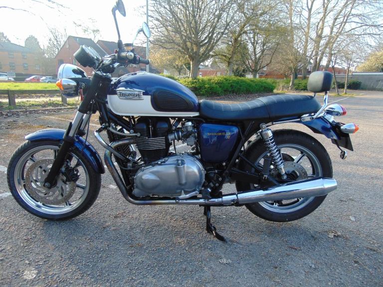 Triumph Bonneville 865 se 2011 1 owner from new bike, FSH, only 5498 miles