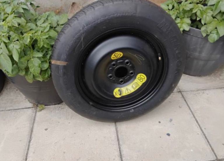 Spacesaver tyre and wheel