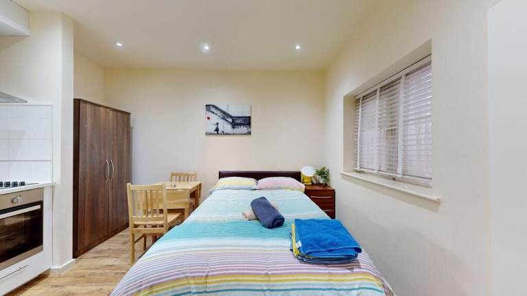 Studio to rent on Chatsworth Road, London