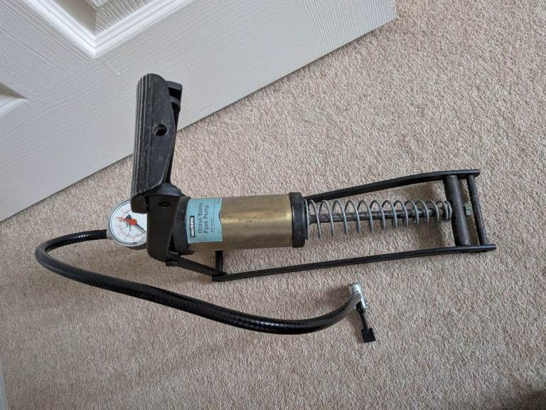 Halfords Brass Barrel Foot Pump with Gauge, model 115790.