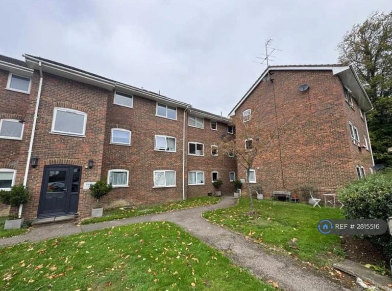 2 bedroom flat in Underwood Court, Bracknell, RG42 (2 bed) (#2815516)