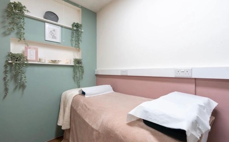 Beauty room to rent in Clapham North, London