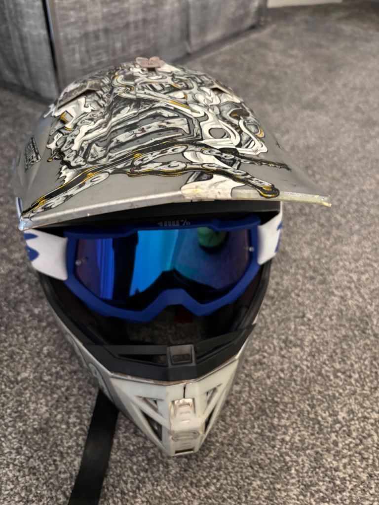 Size L motocross helmet