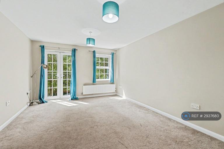 2 bedroom flat in Lion Court, Northampton, NN4 (2 bed) (#2937680)