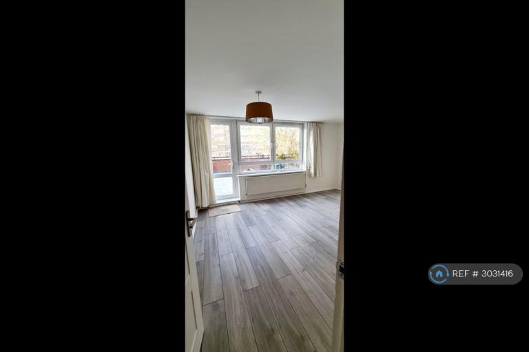 3 bedroom flat in Battersea Bridge Road, London, SW11 (3 bed) (#3031416)