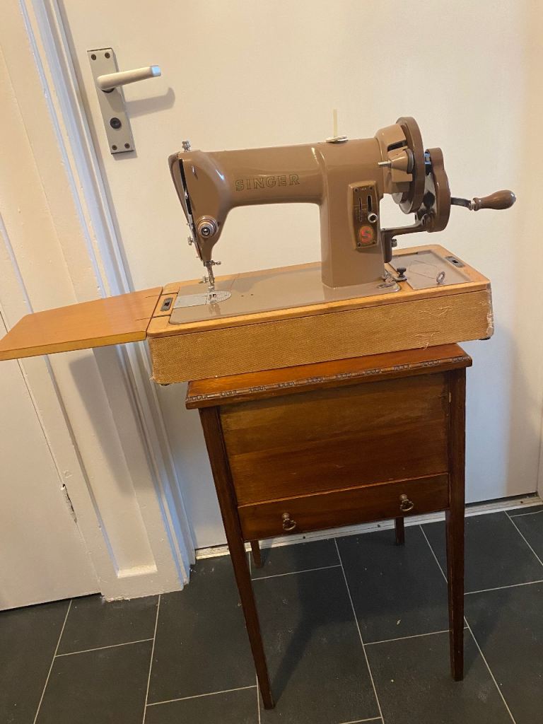Hand crank singer sewing machine 99K & table 