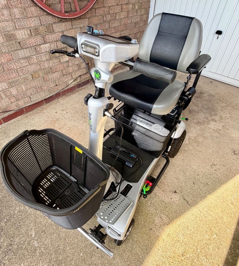 Quingo Flyte Mobility Scooter Auto Folding Travel Scooter with docking station