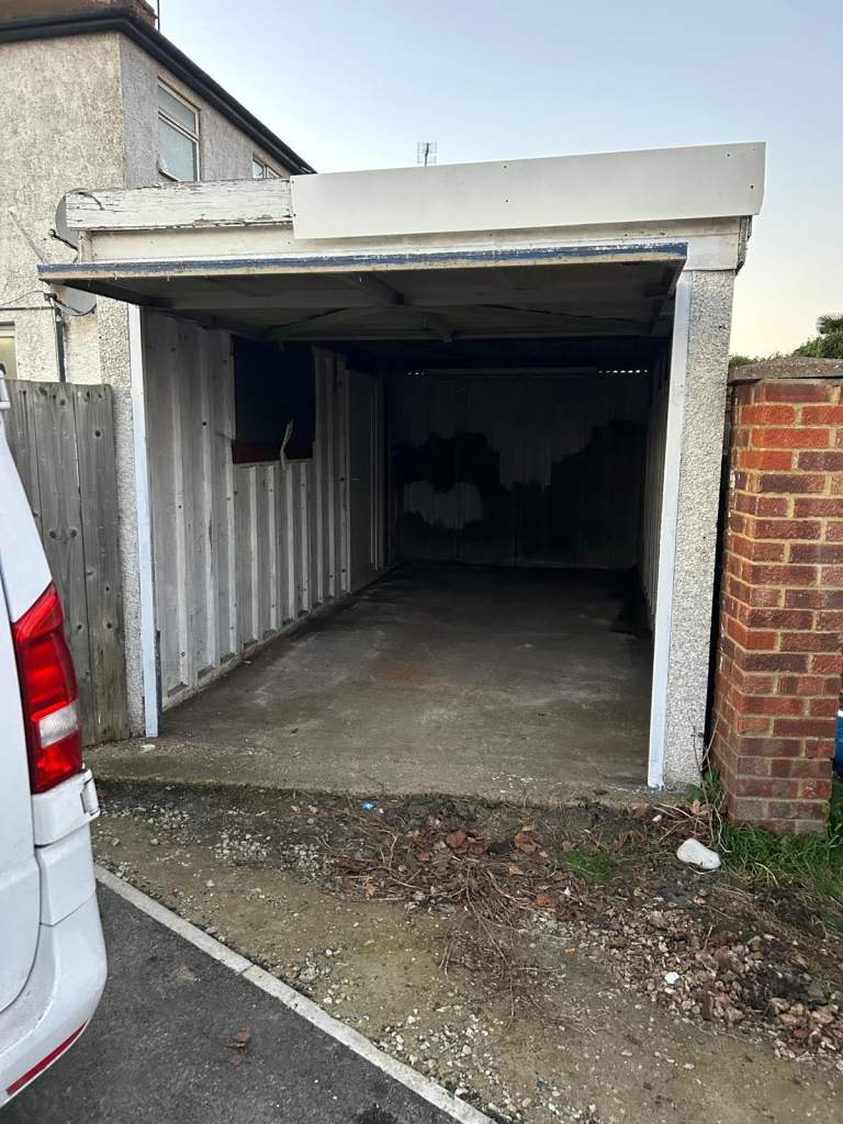 Detached garage in Uxbridge