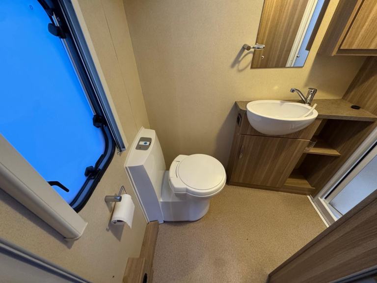 ⭐️ 2013 STERLING ECCLES SPORT 554 ⭐️ FIXED BED 4 BERTH ⭐️ LARGE SOLAR PANEL ⭐️