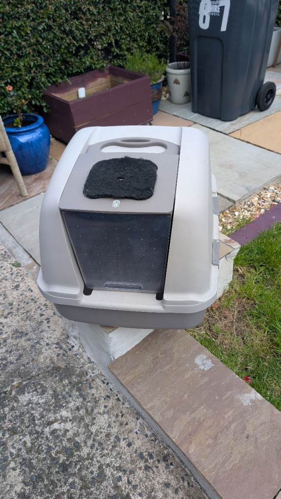 Cat litter tray with cover