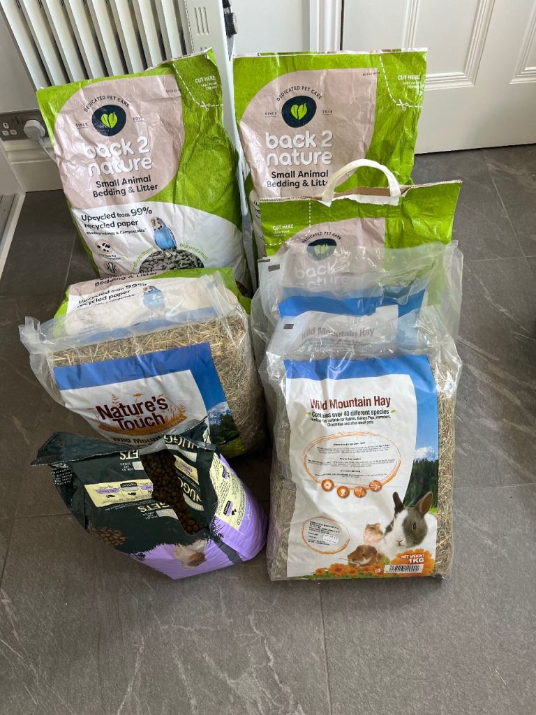 Guineapig bedding, hay and dry food