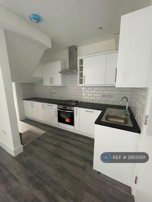 3 bedroom flat in Grand Parade, London, N4 (3 bed) (#2955001)