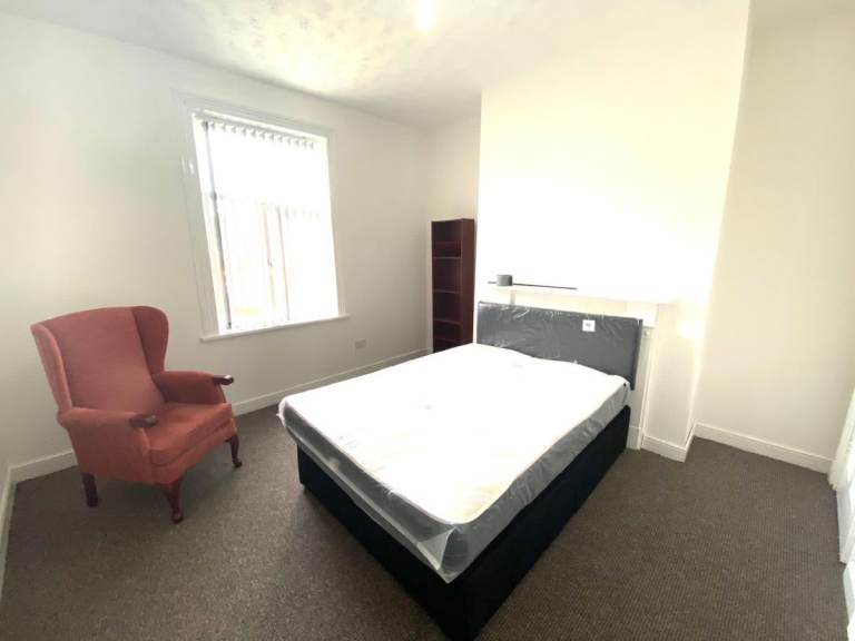3 bedroom flat in Grantham Road, Bradford