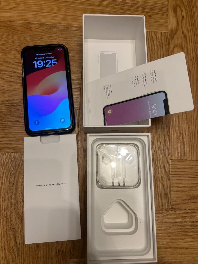 Apple iPhone xr boxed instructions white free case ear pod headphones 64gb phone 