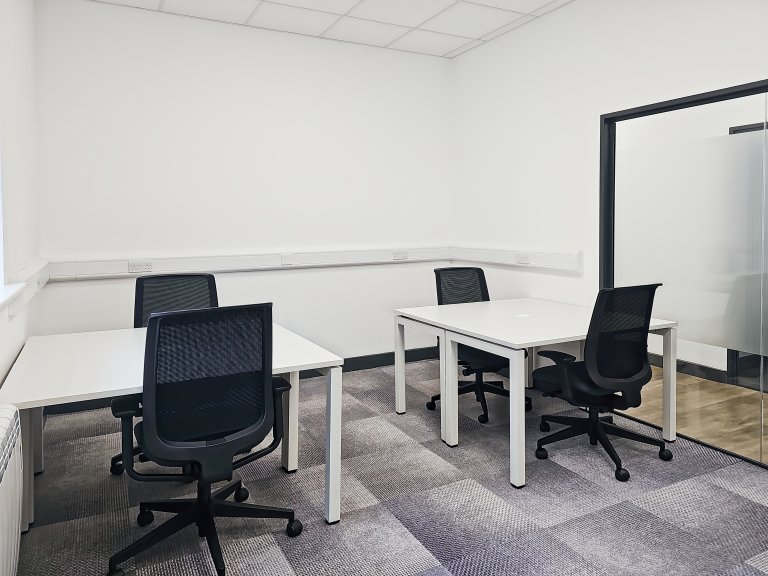 Oldham - OL84QQ \ Flexible Office Rental with Capacity for 15 Desks