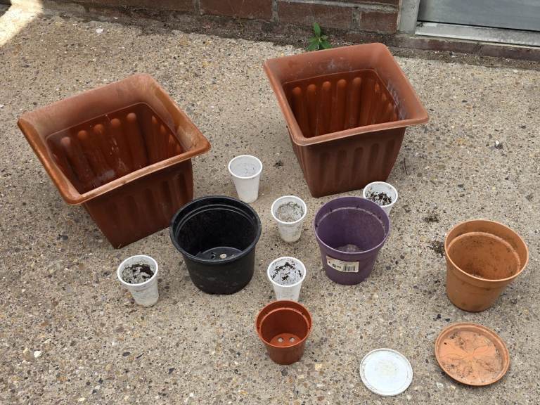 6 Plastic Reusable Plant Pots 2 XL Square 3 Large Round 1 Small Round, 2 Bottom Trays 5 Planters