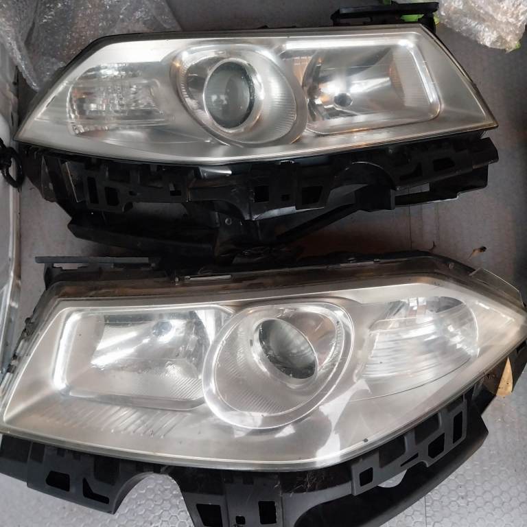  Renault. Megan  headlights.