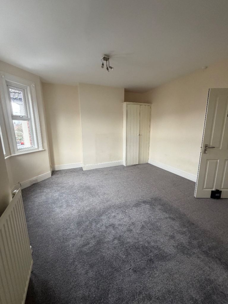 Spacious 5-Room Home Near Reading Town Centre – Ideal for Professionals or Company Let