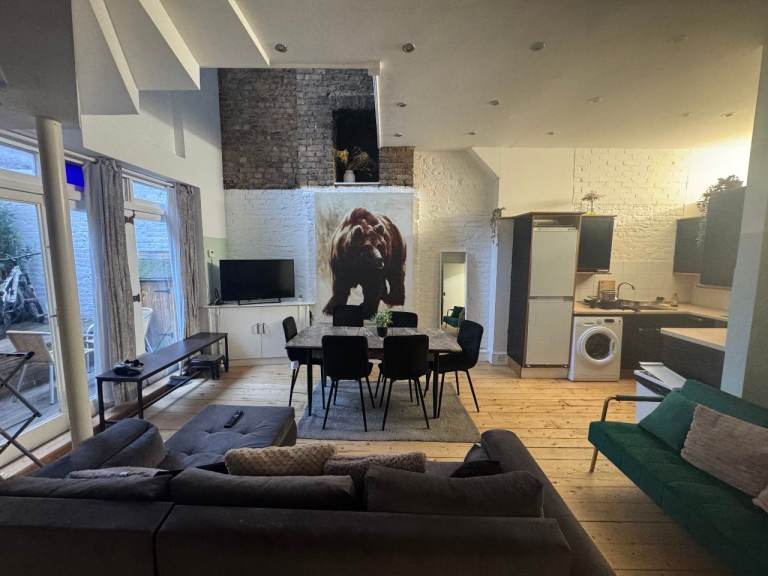 Double Room in a Duplex 8 mins from Fulham Broadway