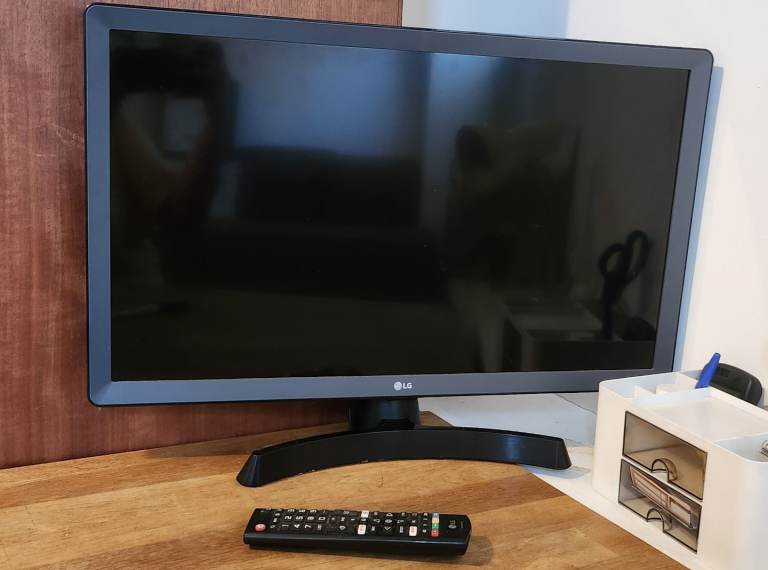 LG smart TV 24 inch 