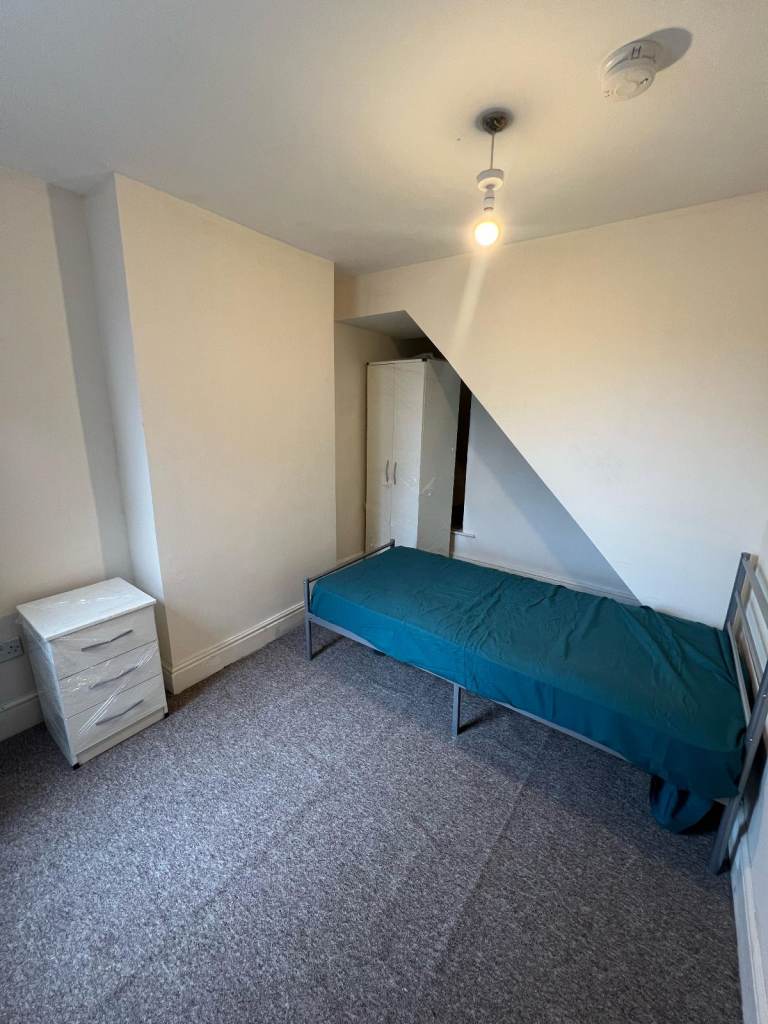 London escape plan: 🚀 Birmingham living, no deposit, no upfront costs, £10/week service charge. 🎉