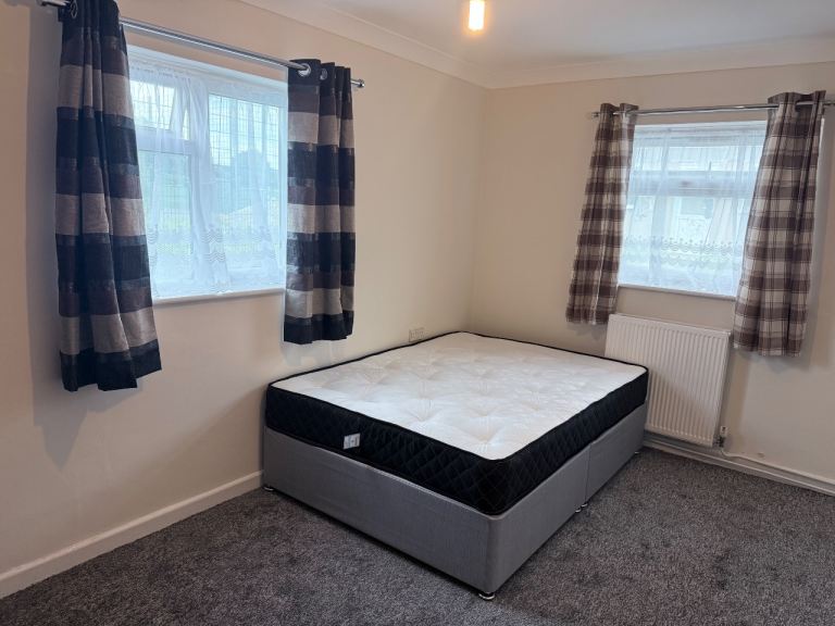 Beautiful Double Room In the Heart Of Shirley. All bills included.