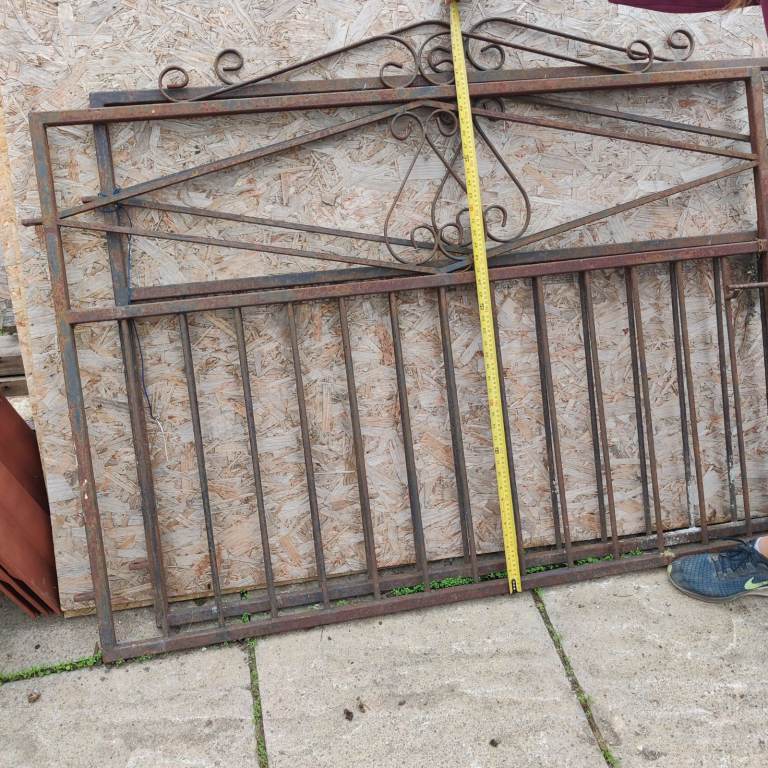2x 5 foot wide metal gates