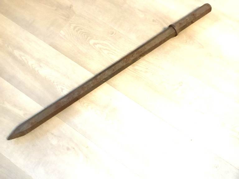 NEW but Rusty 1 1/4in Hex x 810mm 32in Breaker Steel Point  