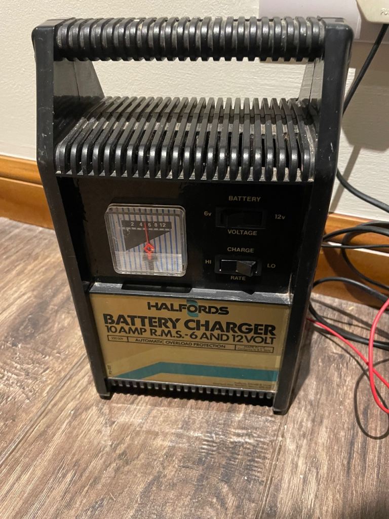Halfords 12v / 6v car battery charger