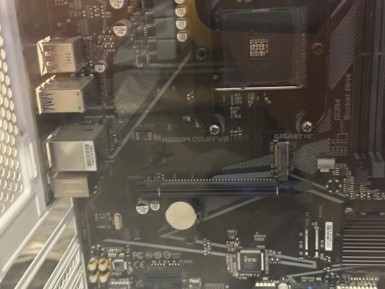 A520M D3SH V2 gigabyte comes with free pc case  4RamSlot