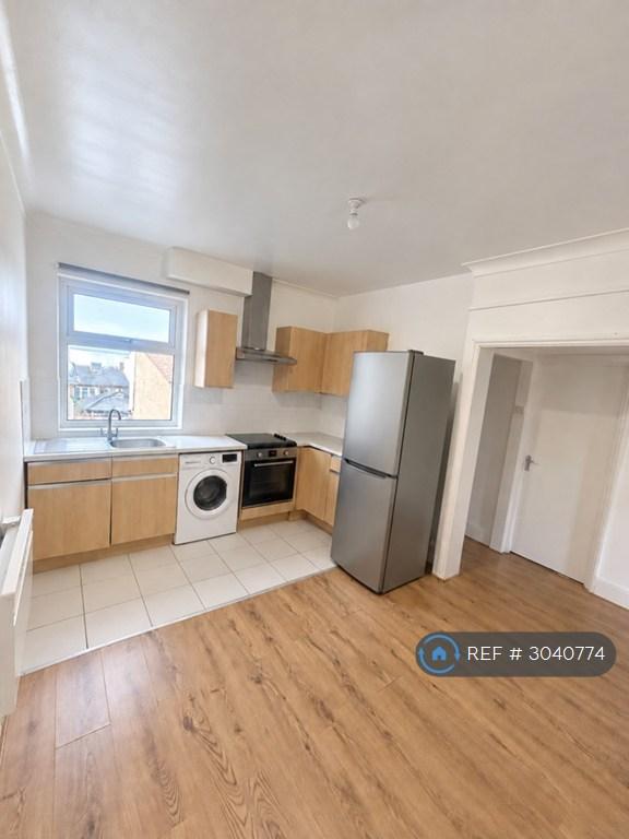 2 bedroom flat in Aldborough Road South, Ilford, IG3 (2 bed) (#3040774)