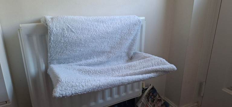 Cat hammock for radiator 