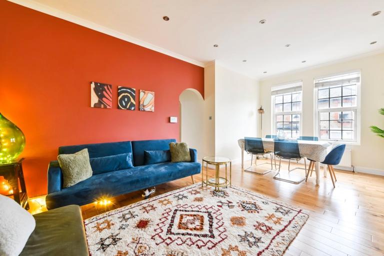 Bright en-suite bedroom with walk-in wardrobe