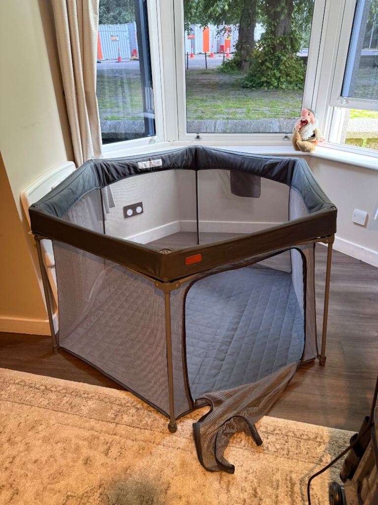 Baby play pen