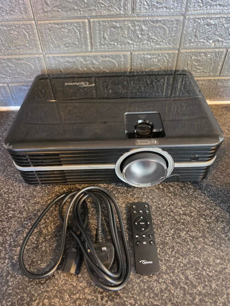 Optoma UHD51 4K UHD 3D cinema projectorr only 6-10 hours lamp use