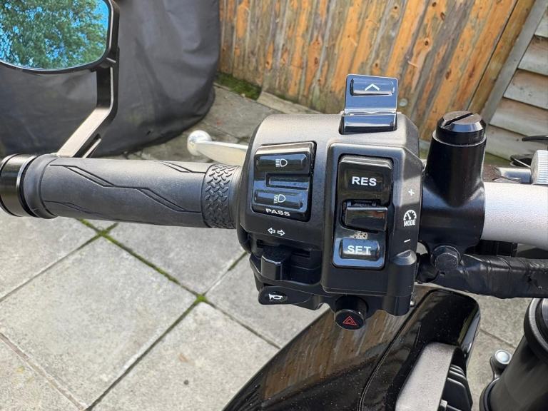 2023 / 73 Yamaha MT10 £10000 Grey 5978 miles.