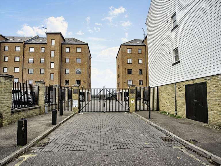 2 bed flat available