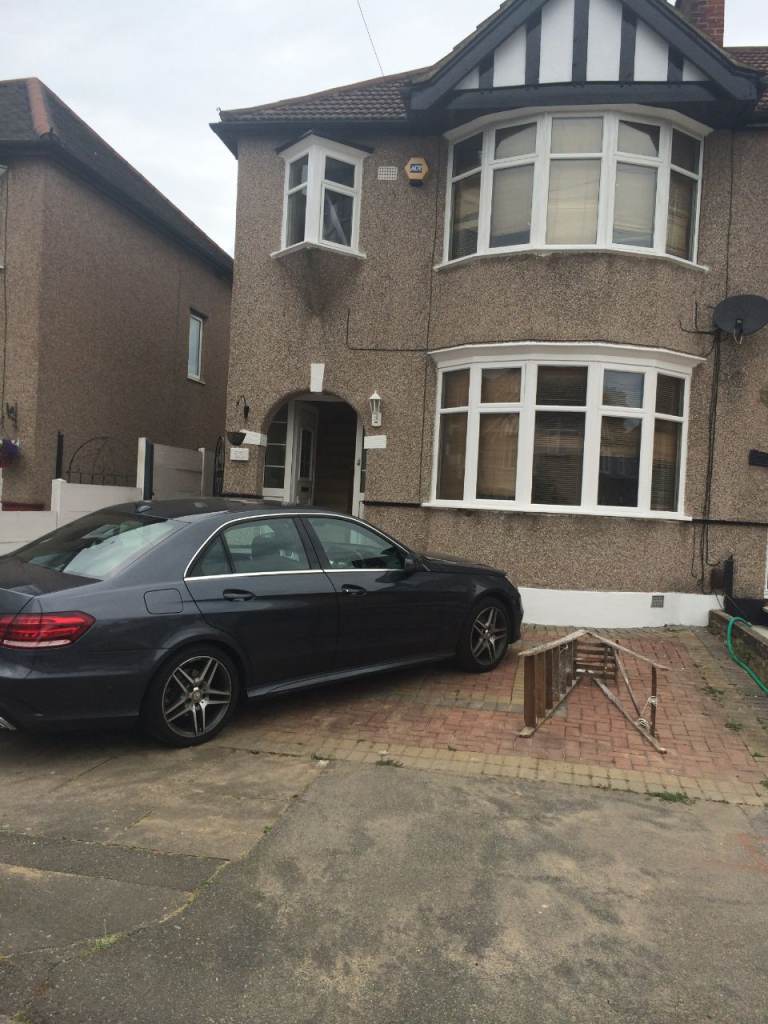 Discover a spacious 4-bedroom, 2-bathroom house for rent in Chadwell Heath, RM6 4.