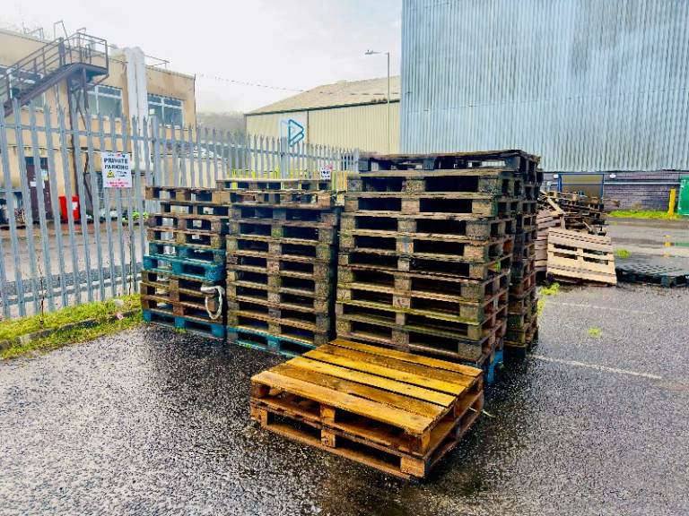 FREE Euro Pallets and Broken Pallets – Must Go ASAP – First Come First Serve