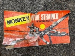 Monkey wire fence strainer