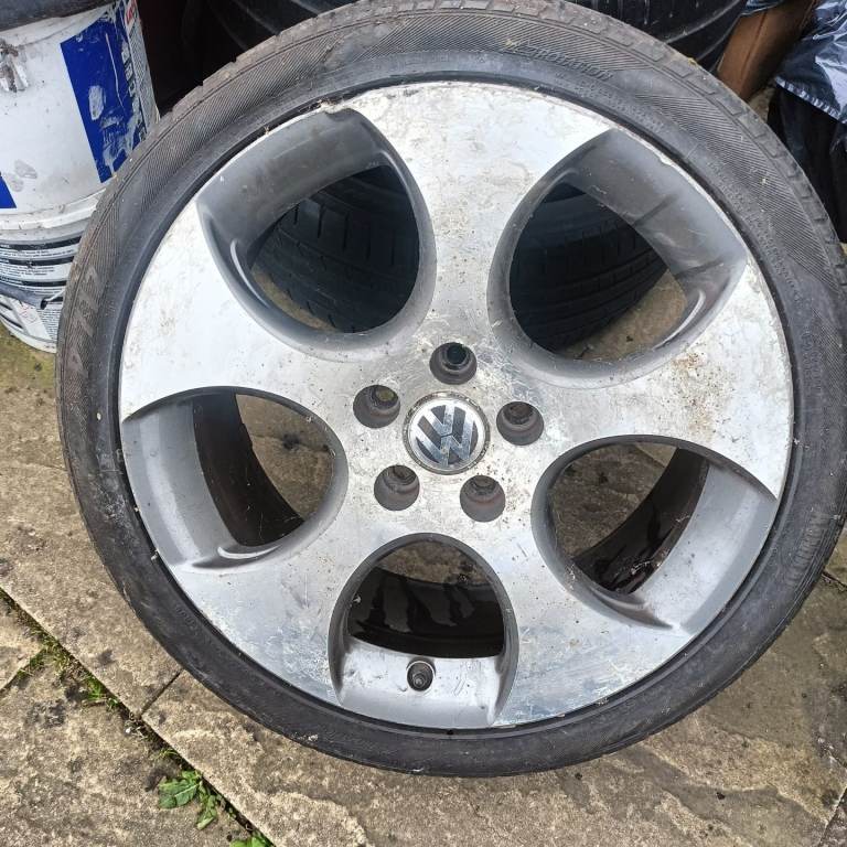 VW 18 inch Alloy Wheel 225/40R18
