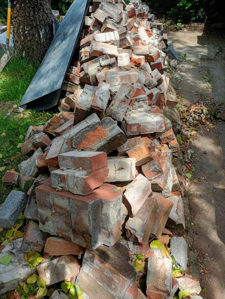 Free bricks and rubble 