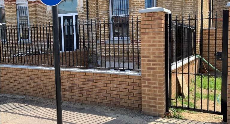 BLACK METAL GARDEN RAILINGS – STEEL FENCING 